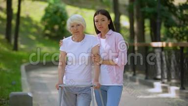 悲伤的老年患者步<strong>行架</strong>和女儿看相机，社会不安全
